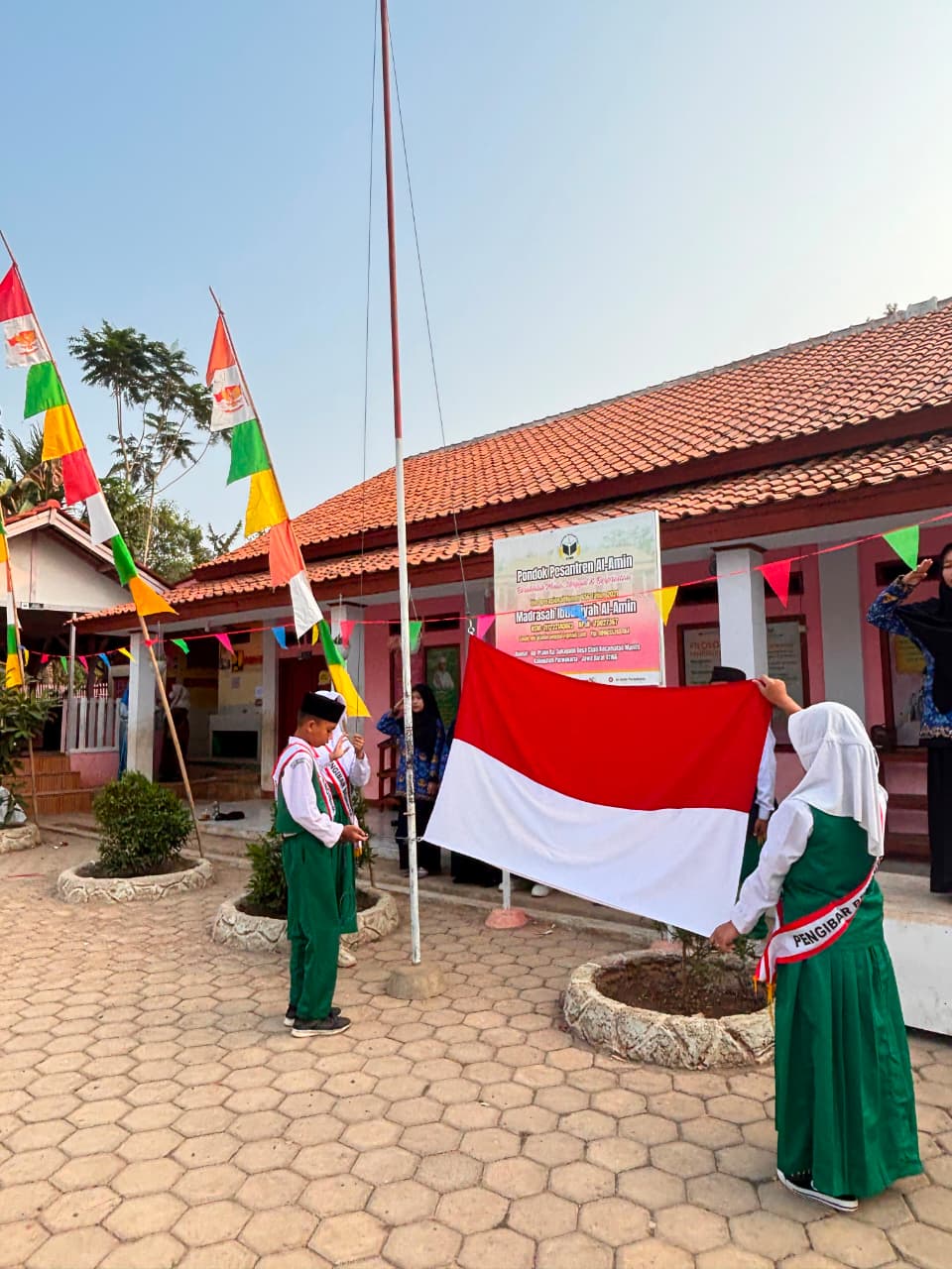 Di Balik Khidmat Upacara, Santri Al-Amin Belajar Arti Sebuah Kemerdekaan